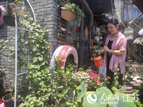 原在上海工作的袁荔退休后重回揚州古城生活。 人民網(wǎng) 張玉峰攝
