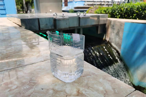 在邯鄲市雞澤縣藍(lán)天污水處理廠，污水經(jīng)過處理后清澈透明。鄭佳欣攝