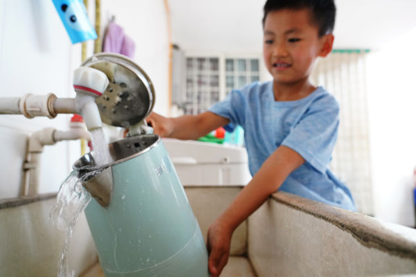 在峰峰礦區(qū)彭城鎮(zhèn)羊角鋪村村民家中，清澈甘甜的飲用水從水管中流出。峰峰礦區(qū)區(qū)委宣傳部供圖