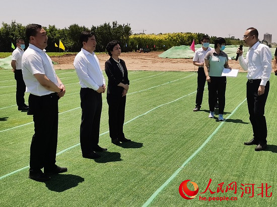 觀摩團(tuán)現(xiàn)場(chǎng)了解項(xiàng)目建設(shè)情況。人民網(wǎng) 張繼航攝