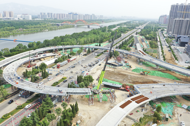 市區(qū)五一路快速通道工程西段順利合龍。