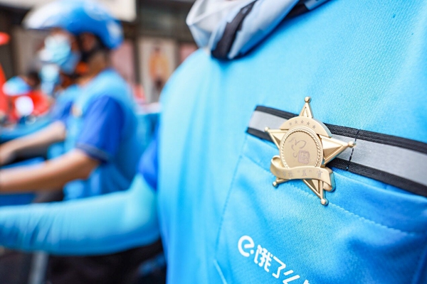 外賣員佩戴城市檢“茬”官徽章。盛義攝