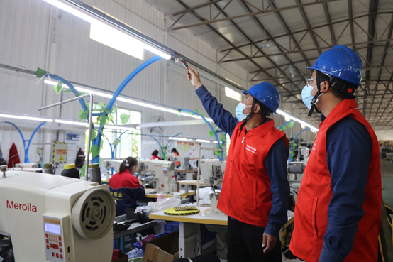 國網(wǎng)廣平縣供電公司共產(chǎn)黨員服務隊到當?shù)胤b加工企業(yè)了解企業(yè)用電需求，幫助企業(yè)排查安全用電隱患。施振宇攝