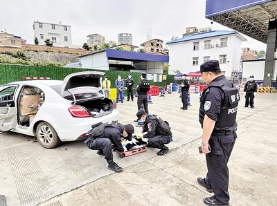 圖為民警對重點(diǎn)車輛是否攜帶毒品進(jìn)行檢查。省禁毒委供圖