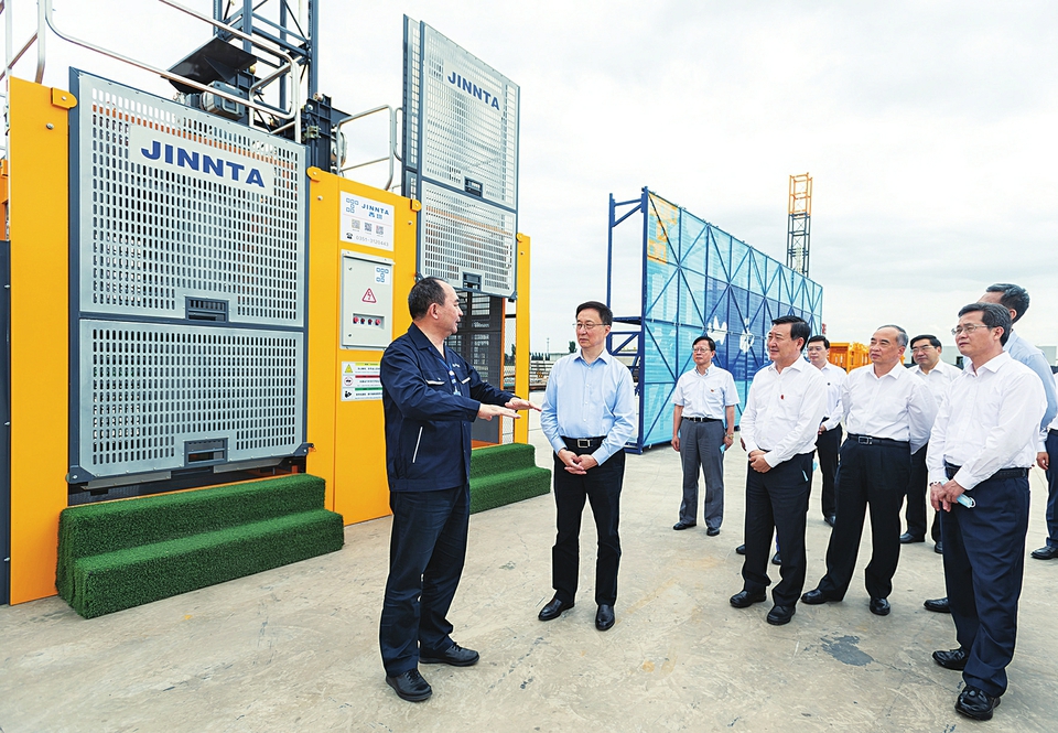 六月二十八日，中共中央政治局常委、國(guó)務(wù)院副總理韓正到山西太原調(diào)研，主持召開(kāi)煤炭清潔高效利用專題座談會(huì)并講話。這是韓正走進(jìn)山西建筑產(chǎn)業(yè)現(xiàn)代化瀟河園區(qū)，察看綠色智能建筑裝備制造基地建設(shè)情況。新華社記者翟健嵐攝