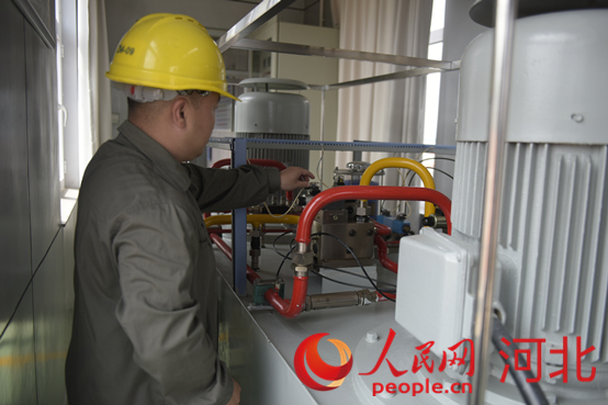 黃壁莊水庫事務中心工作人員在檢查溢洪道表口工作閘門啟臂機。人民網祝龍超攝