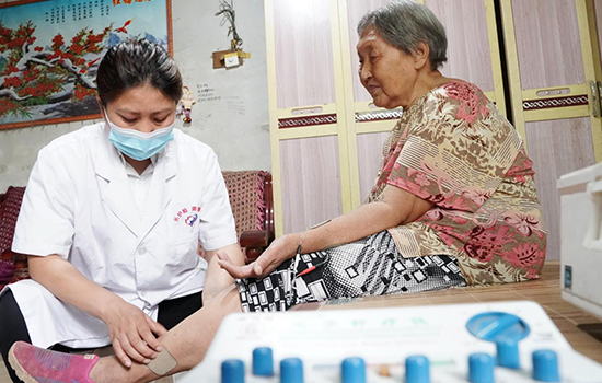 護(hù)理團(tuán)隊(duì)醫(yī)生為老人進(jìn)行低頻功能康復(fù)。陳佳兵攝