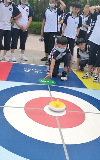 河北省威縣第四小學(xué)學(xué)生練習(xí)陸地冰壺動(dòng)作。 趙國(guó)華攝