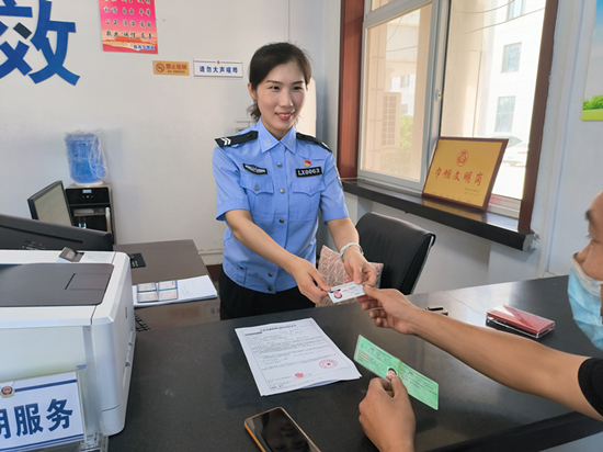 張靜正在為群眾辦理業(yè)務(wù)。 趙凱攝