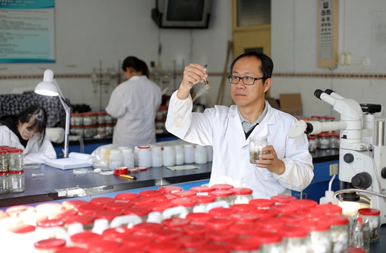 武大勇在實驗室開展檢驗工作。 受訪者供圖