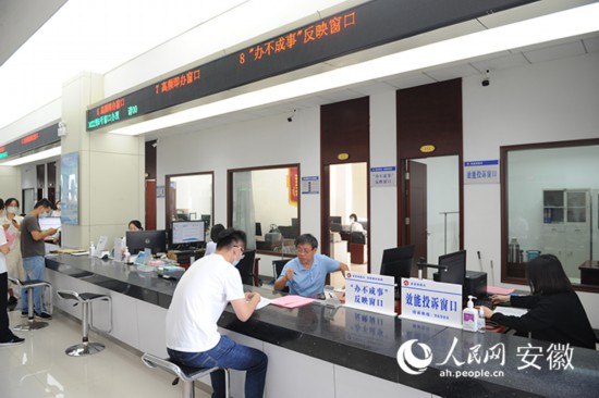 市民向“辦不成事”反映窗口工作人員咨詢。人民網(wǎng) 胡雨松攝