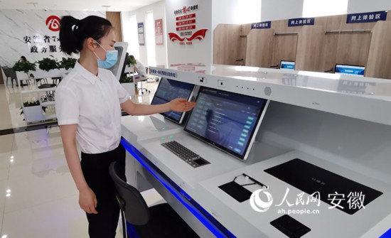 工作人員介紹自助系統(tǒng)的功能和使用方法。人民網(wǎng) 胡雨松攝