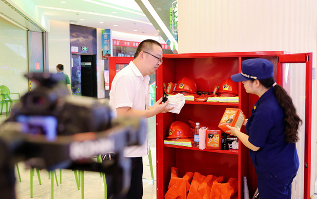 通過直播講解消防器材的使用方法。單位供圖