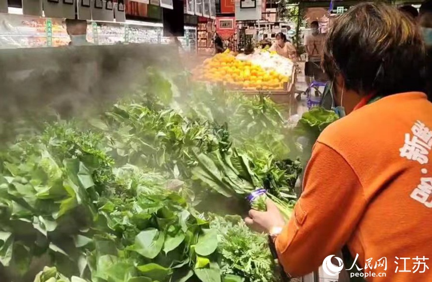 在大潤發(fā)長(zhǎng)江北路店里，果蔬、肉蛋等生活必需品種類齊全，供應(yīng)充足，市民正有序選購。無錫市委網(wǎng)信辦供圖