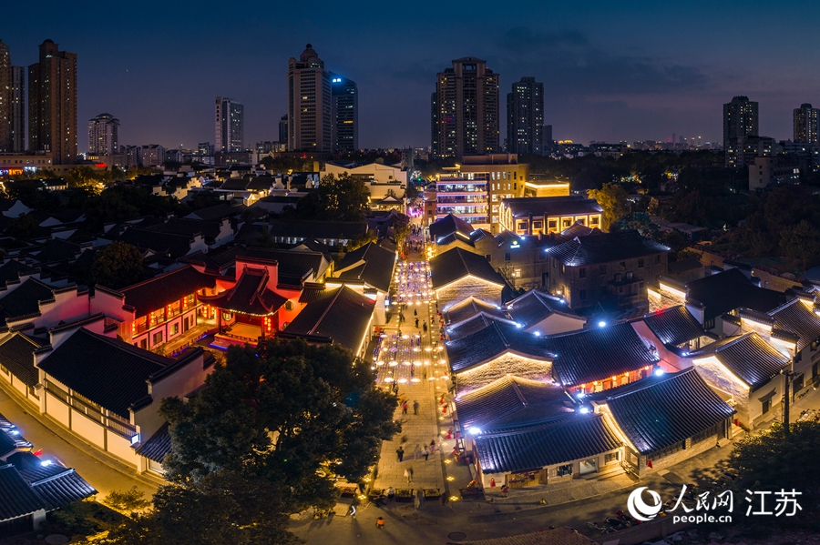 熙南里歷史文化休閑街區(qū)夜景。熙熙攝