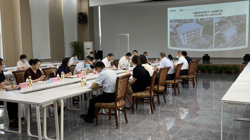 河?xùn)|區(qū)委書記范少軍一行深入老電建公司辦公園區(qū)就盤活園區(qū)工作進行部署研究。河?xùn)|區(qū)供圖