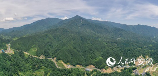 大別山旅游扶貧快速通道。人民網(wǎng) 陳若天攝