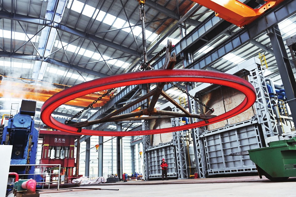 定襄縣作為太忻一體化經(jīng)濟(jì)區(qū)建設(shè)的12個(gè)先行啟動(dòng)區(qū)之一，借助發(fā)展機(jī)遇，全力延長(zhǎng)產(chǎn)業(yè)鏈條、補(bǔ)齊產(chǎn)業(yè)短板、培育優(yōu)質(zhì)市場(chǎng)主體、拓寬應(yīng)用領(lǐng)域，進(jìn)軍高精尖應(yīng)用行業(yè)。 記者孫榮祥攝