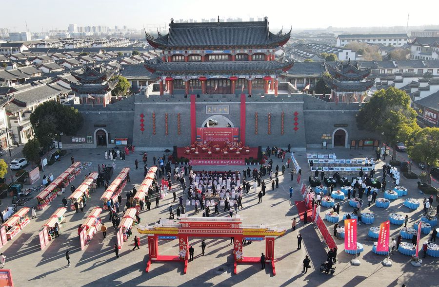 城門掛春聯(lián)，金湖沖刺“開門紅”。陳義寶攝