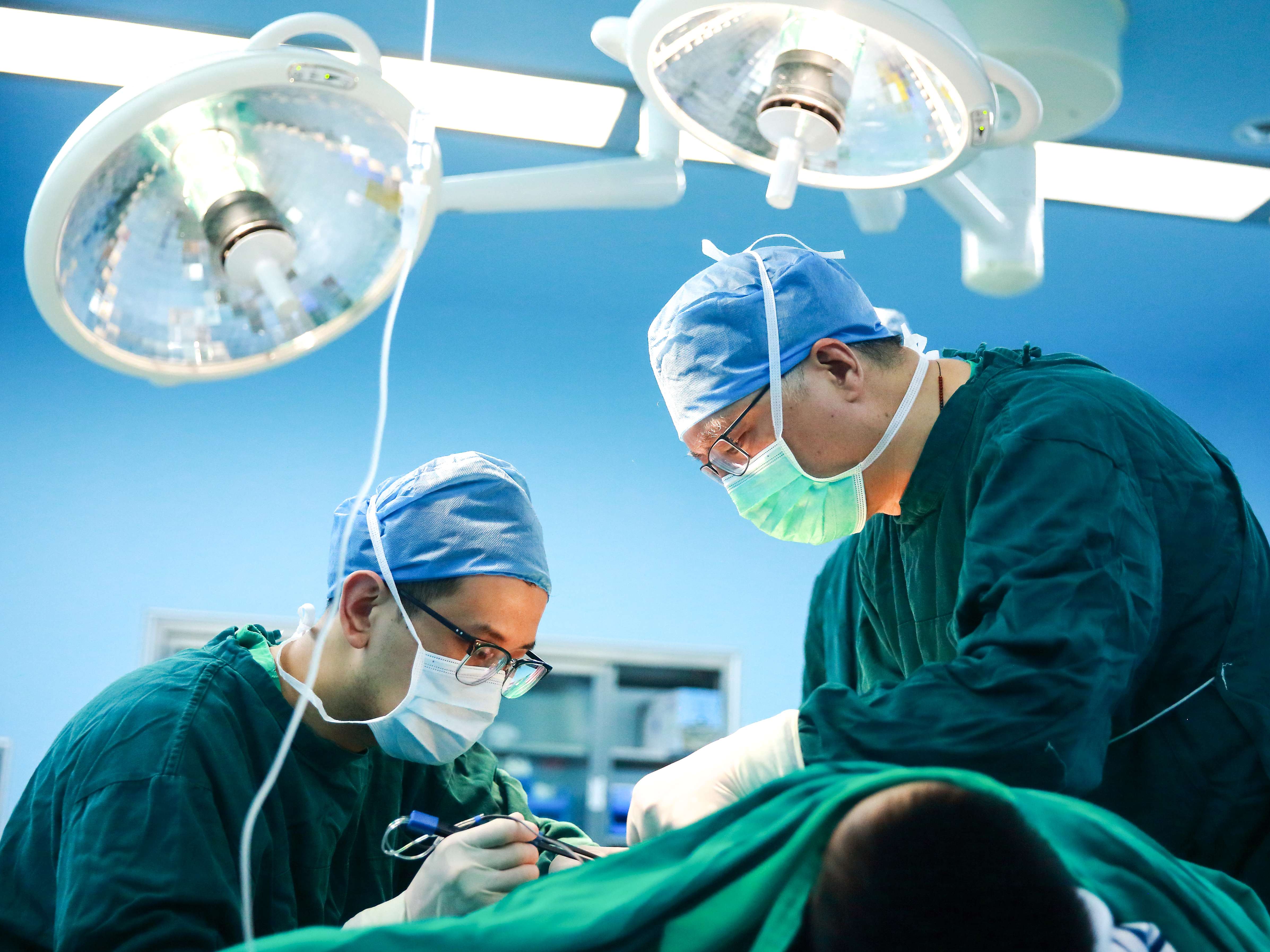 江南大學(xué)附屬醫(yī)院燒創(chuàng)傷診療中心主任呂國(guó)忠工作現(xiàn)場(chǎng)。受訪者供圖