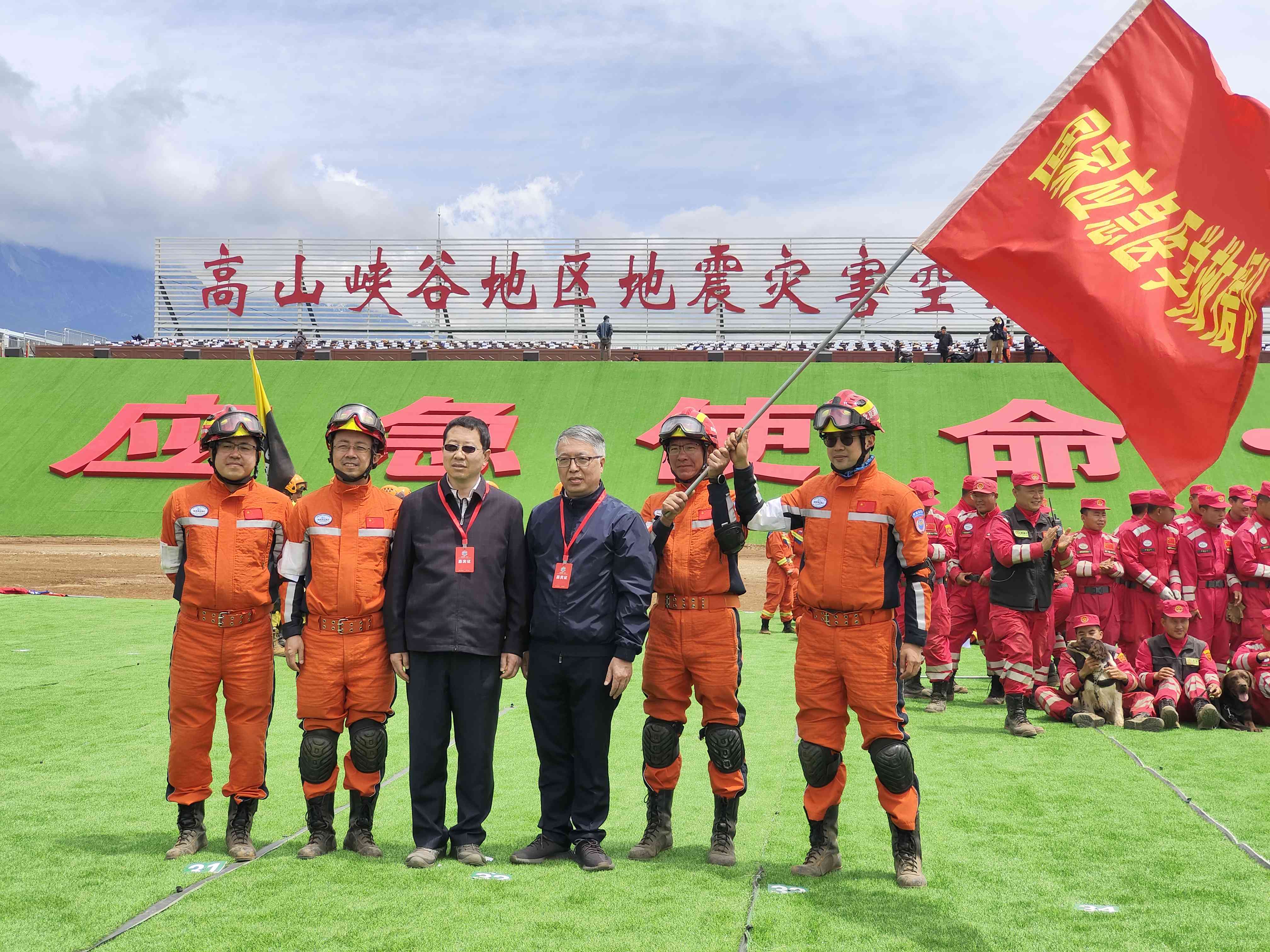 呂國(guó)忠以總領(lǐng)隊(duì)身份，帶領(lǐng)國(guó)家應(yīng)急醫(yī)學(xué)救援隊(duì)演練。受訪者供圖