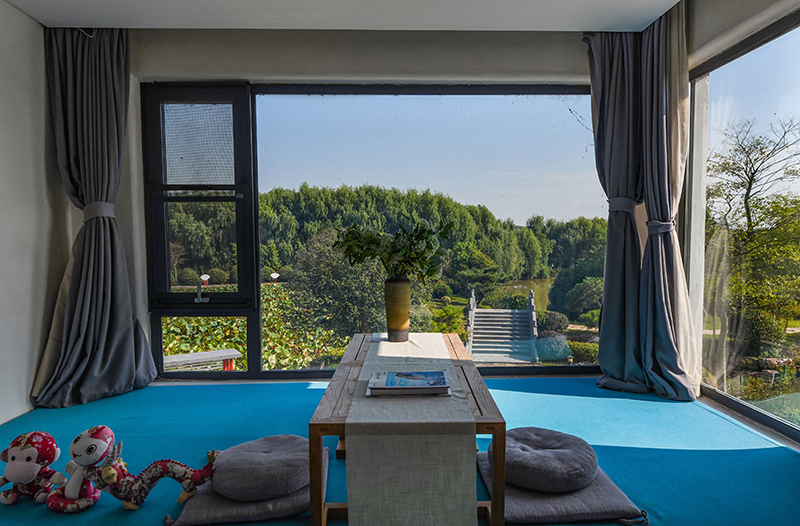 位于四頂山腳下的四頂山居，推窗見(jiàn)景，望山親水。吳芳攝