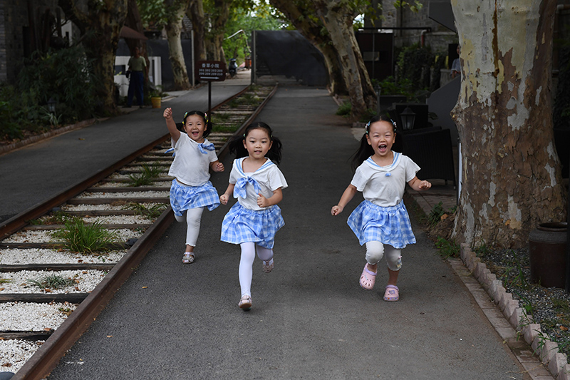 由礦場(chǎng)家屬區(qū)改造而來(lái)的“鮮花小院”民宿，深受孩子們的喜愛(ài)。吳芳攝