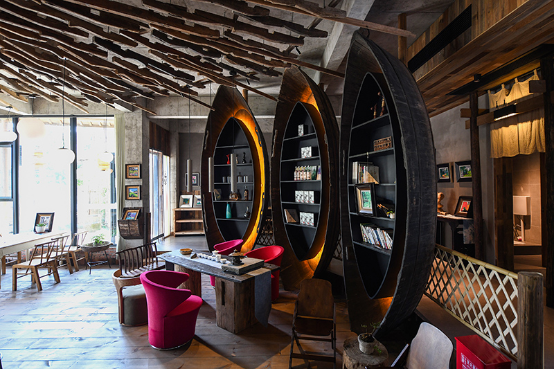 漁船、船槳……花田·僑鄉(xiāng)里的裝飾材料，多是從當(dāng)?shù)靥詠?lái)的舊物。 吳芳攝