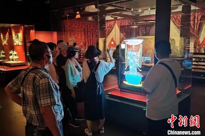 圖為臺(tái)灣新北市永和區(qū)里長(zhǎng)聯(lián)誼會(huì)江西參訪(fǎng)團(tuán)一行在南昌漢代海昏侯國(guó)遺址博物館內(nèi)參觀展出的珍貴文物。　駱小龍 攝