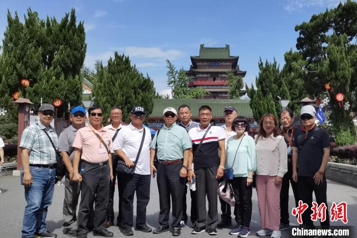 圖為臺(tái)灣新北市永和區(qū)里長(zhǎng)聯(lián)誼會(huì)江西參訪(fǎng)團(tuán)一行在南昌滕王閣前合影?！×鴷缘?攝