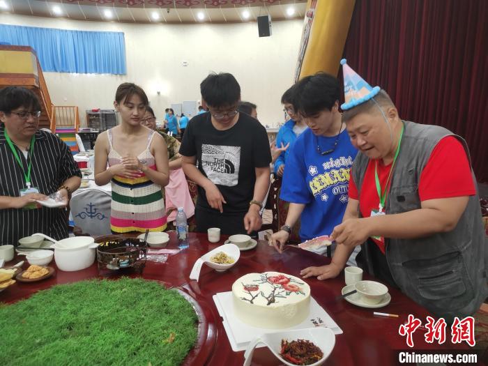 圖為內(nèi)蒙古臺辦為臺胞過生日?！±類燮?攝