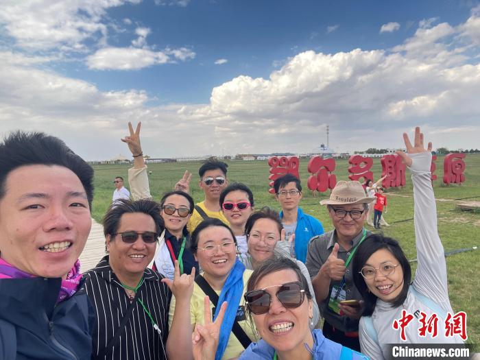 圖為臺胞在鄂爾多斯草原合影?！∪~冠賢 攝