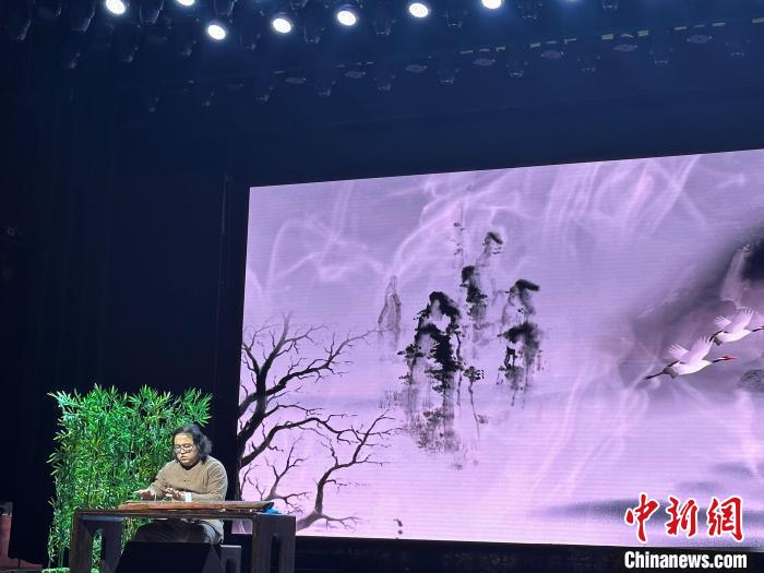 閩派古琴名家陳志強演奏一曲《流水》?！堺惥?攝