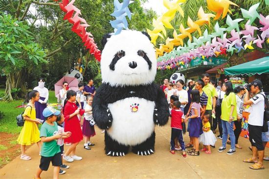 5月2日上午，“五一”小長(zhǎng)假的第二天，海口熱帶野生動(dòng)植物園迎來客流小高峰，園區(qū)里可愛的“大熊貓”造型吸引眾多小游客。海南日?qǐng)?bào)記者 張茂 通訊員 熊麗 攝