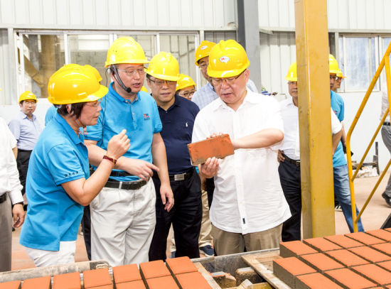2019年6月21日下午，省長沈曉明在三亞建筑廢棄物綜合利用廠，查看用建筑廢棄物綜合處理后制成的再生水泥磚。海南日報記者 宋國強 攝