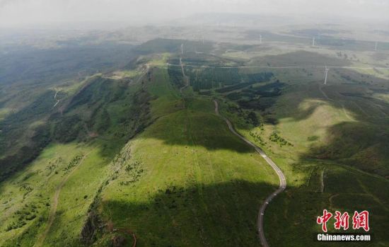 6月28日，夏日鏡頭下的河北張家口張北“草原天路”蜿蜒曲折。 中新社記者 楊艷敏 攝