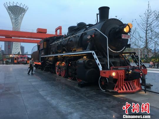 公園內保留布置了蒸汽時代火車頭。　高紅超 攝