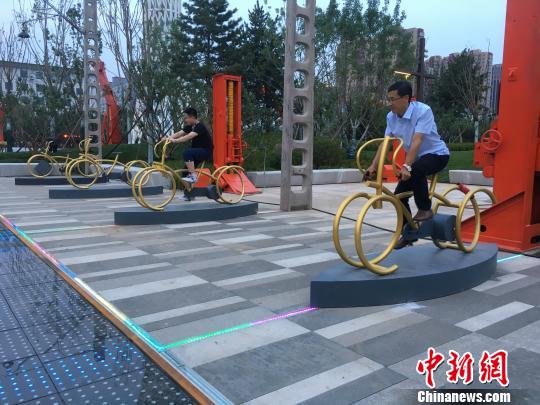 市民使用公園內的健身設施?！「呒t超 攝