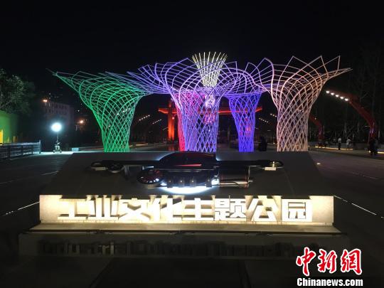 夜晚，奧運“五色樹”的燈光?！「呒t超 攝