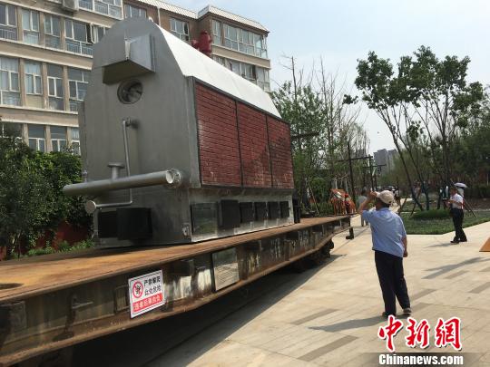 公園內陳列著臥式蒸汽鍋爐等工業(yè)產品。　高紅超 攝