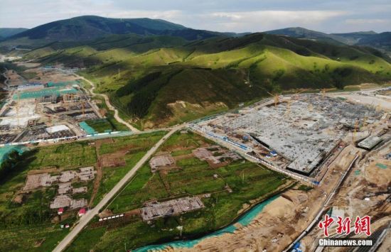 6月28日，航拍鏡頭下的河北張家口冬奧會(huì)太子城冰雪小鎮(zhèn)項(xiàng)目。太子城冰雪小鎮(zhèn)項(xiàng)目位于2022年冬奧會(huì)張家口賽區(qū)核心區(qū)，連接張家口賽區(qū)云頂和古楊樹(shù)兩個(gè)競(jìng)賽場(chǎng)館群，建成后將承擔(dān)賽時(shí)核心區(qū)配套保障功能，提供冬奧頒獎(jiǎng)、貴賓接待、交通換乘、休閑娛樂(lè)等服務(wù)，賽后將成為一座國(guó)際化四季度假小鎮(zhèn)。 中新社記者 楊艷敏 攝