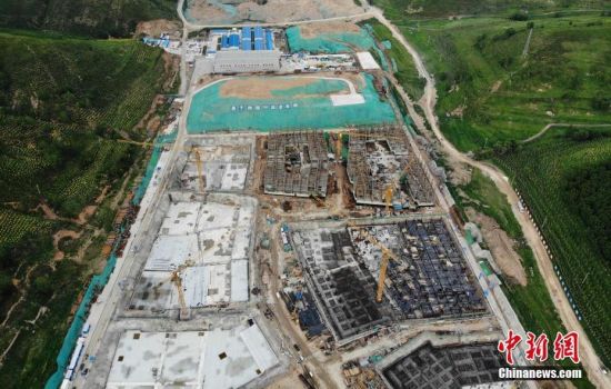 6月28日，航拍鏡頭下的河北張家口冬奧會(huì)太子城冰雪小鎮(zhèn)項(xiàng)目。太子城冰雪小鎮(zhèn)項(xiàng)目位于2022年冬奧會(huì)張家口賽區(qū)核心區(qū)，連接張家口賽區(qū)云頂和古楊樹(shù)兩個(gè)競(jìng)賽場(chǎng)館群，建成后將承擔(dān)賽時(shí)核心區(qū)配套保障功能，提供冬奧頒獎(jiǎng)、貴賓接待、交通換乘、休閑娛樂(lè)等服務(wù)，賽后將成為一座國(guó)際化四季度假小鎮(zhèn)。 中新社記者 楊艷敏 攝