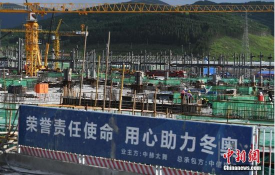 6月28日，河北張家口冬奧會(huì)太子城冰雪小鎮(zhèn)項(xiàng)目現(xiàn)場(chǎng)。太子城冰雪小鎮(zhèn)項(xiàng)目位于2022年冬奧會(huì)張家口賽區(qū)核心區(qū)，連接張家口賽區(qū)云頂和古楊樹(shù)兩個(gè)競(jìng)賽場(chǎng)館群，建成后將承擔(dān)賽時(shí)核心區(qū)配套保障功能，提供冬奧頒獎(jiǎng)、貴賓接待、交通換乘、休閑娛樂(lè)等服務(wù)，賽后將成為一座國(guó)際化四季度假小鎮(zhèn)。 中新社記者 楊艷敏 攝