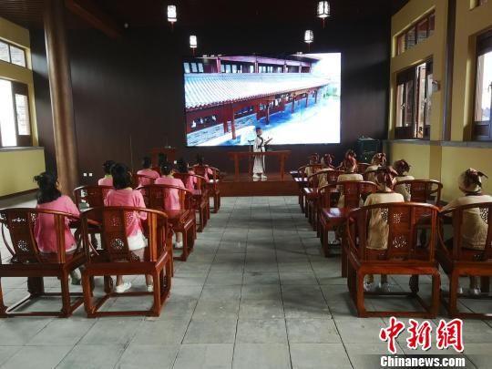 學(xué)生們?cè)诖笤瓡?shū)院誦讀國(guó)學(xué)經(jīng)典?！⊥貔i 攝