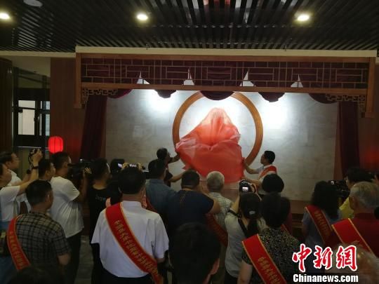 為董子石像揭幕?！⊥貔i 攝