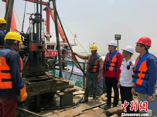 圖為勘察設(shè)計人員與常熟海事局執(zhí)法船在現(xiàn)場配合鉆探施工?！∥赫?攝