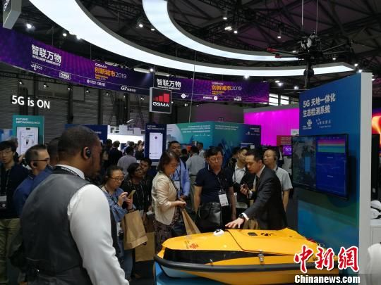 圖為現(xiàn)場人員講解5G“天地一體化”生態(tài)檢測系統(tǒng)?！∪伟厮?攝