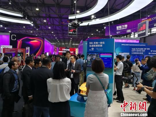 雄安新區(qū)展臺吸引不少眾多觀眾駐足關注?！∪伟厮?攝