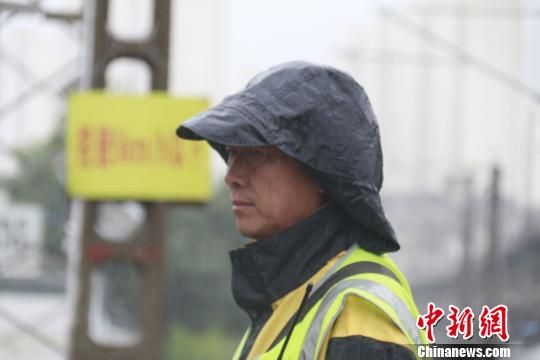 蘭州西工務(wù)段蘭州線路車(chē)間防護(hù)員雨中巡查。　王光輝 攝