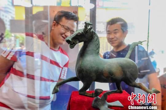 甘肅省博物館將榮登《國家寶藏》的文物銅奔馬和人頭形器口彩陶瓶搬到了絲路如意餐廳，讓顧客在餐廳內(nèi)就能近距離的和文物面對面?！＄娦?攝